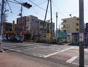 2.横断歩道を渡ってください。